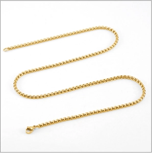 Détail du collier chaîne vénitienne en acier inoxydable plaqué or 18K avec fermoir mousqueton