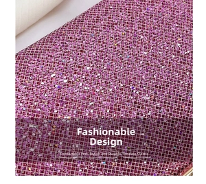 Gros plan sur les paillettes violettes scintillantes et la maille blanche d'une pochette