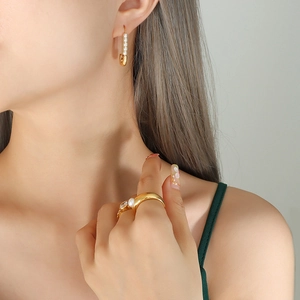 Minimalist 18K gold paperclip earrings with pearls and matching wide pearl ring