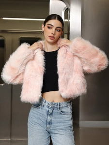 Veste en fausse fourrure rose à col montant dans le métro pour un style hivernal chic