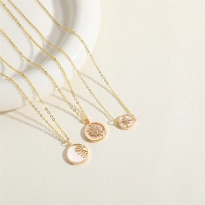 Colliers dorés avec pendentifs soleil et lune en nacre et zircons étincelants