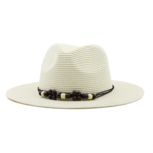Détails du chapeau de paille beige avec cordon noir et accents en perles de bois