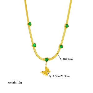 Collana a farfalla vintage dorata con cinque ciondoli a cuore verdi e cristalli lucenti