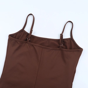 Détail des bretelles réglables et du tissu en maille marron sur une robe mini
