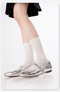 Nahaufnahme silberner Mary Jane Ballerinas mit Schnalle an einem Studiomodell