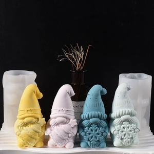 Détail du moule en silicone de gnome de Noël avec des statues en plâtre et des flocons