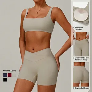 Ensemble de yoga gris clair pour femme avec débardeur carré et short taille haute
