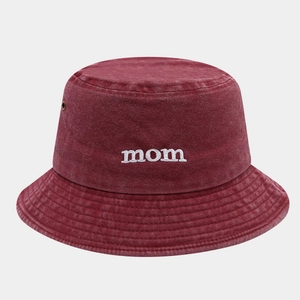 Dettaglio cappello a secchiello bordeaux con ricamo mom bianco e occhielli d'aria