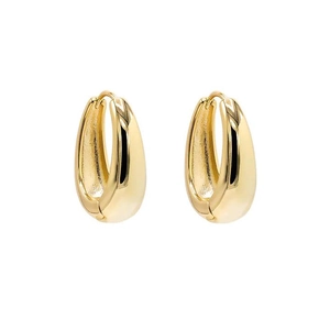 Boucles d'oreilles créoles dorées en forme de larme avec finition polie sur fond blanc