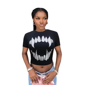 T-shirt court noir pour femme avec imprimé dents blanches style mode streetwear