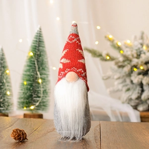 Detail van een kerstkabouter met een gebreide muts met sneeuwvlokken en witte baard