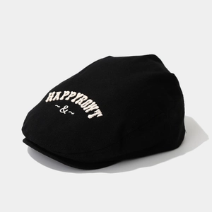 Détail de la casquette ivy noire avec broderie blanche et texture en tissu sergé haut de gamme