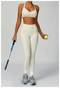 Ensemble de yoga blanc crème avec brassière et legging taille haute pour le tennis