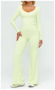 Ensemble de yoga vert clair avec haut à manches longues et legging de sport évasé taille haute