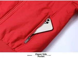 Detail van rood winddicht jack met ritszak aan de zijkant en elastische geribde zoom
