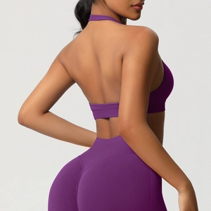 Détail de la brassière de sport licou violette et du legging de yoga sans couture sur modèle