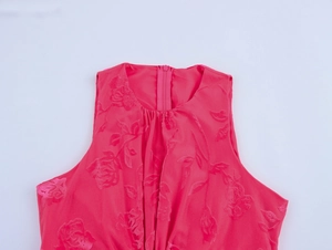 Détail de la robe rose en tissu jacquard rose 3D avec fermeture éclair invisible