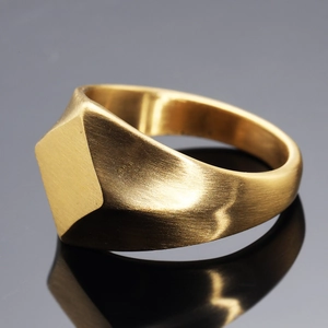 Minimalist gold rhombus signet ring with a sleek horizontal brushed metal texture