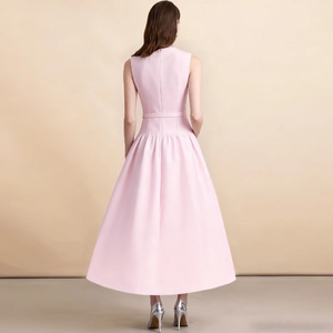 Élégante robe longue rose clair sans manches, coupe trapèze avec taille cintrée