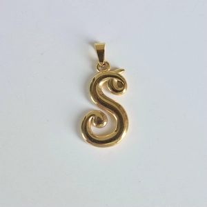 Détail du pendentif monogramme lettre S en or 18K avec finition lisse et design élégant