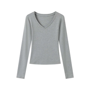 Gros plan détaillé montrant la texture fine en tricot de ce t-shirt gris col en V