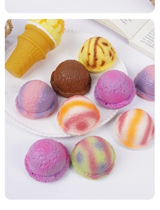 Gros plan de boules de glace en mousse PU colorées avec une texture grainée réaliste