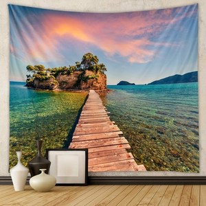 Détail d'une tapisserie bohème avec paysage de coucher de soleil et jetée en bois