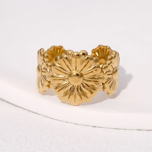 Elegant 18k gold plated stainless steel open ring featuring a delicate daisy flower design