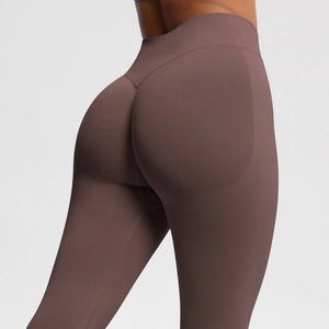 Nahaufnahme der nahtlosen Kaffee-Yoga-Leggings mit High-Waist-Schnitt und Scrunch-Butt-Design