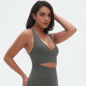 Détail du soutien-gorge de sport en V croisé et legging taille haute avec découpe en gris