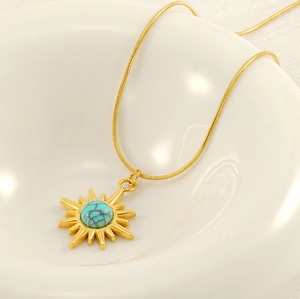 Collier pendentif étoile à huit branches en turquoise vintage sur chaîne en acier doré.