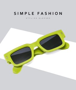 Détails de lunettes de soleil rectangulaires vert vif avec rivets argentés sur décor
