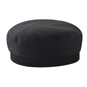 Dettaglio del berretto militare nero con trama in tessuto twill e design minimalista