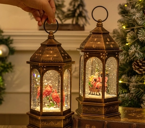 Dettaglio lanterne natalizie vintage con Babbo Natale e cardinale, illuminazione LED
