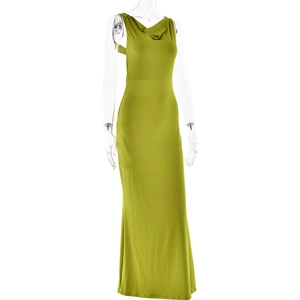 Detailansicht von Wasserfallausschnitt und ärmellosem Design am grünen Maxikleid