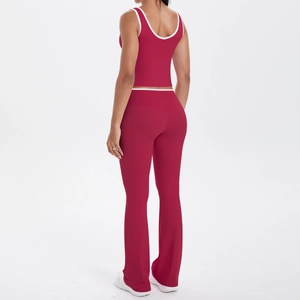 Détail de l'ensemble de yoga rouge foncé avec pantalon évasé et liseré blanc contrasté