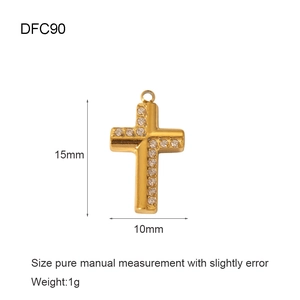 Dettaglio del ciondolo a croce placcato oro 18K con zirconi e misure dimensionali