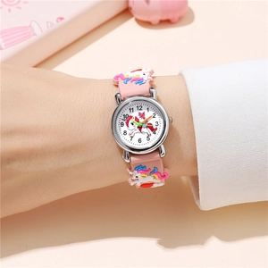 Gros plan d'une montre à quartz pour enfants avec bracelet licorne 3D rose et cadran