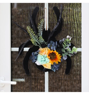 Détail de la décoration d'araignée d'Halloween avec tournesols et roses artificiels colorés