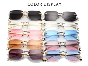Display a matrice di occhiali da sole rettangolari senza montatura in dieci colori diversi