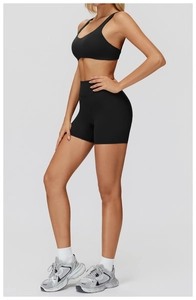 Vue latérale du short de sport noir à taille haute et de la brassière pour yoga et gym