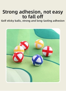 Detalle de pelotas de golf adhesivas de colores con tiras de velcro sobre tapete verde