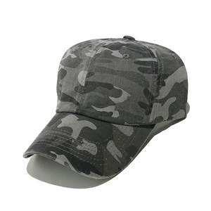 Détails macro du tissu camouflage gris foncé et des coutures de la casquette baseball