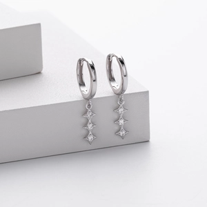 Détail de boucles d'oreilles en argent 925 avec pendentifs en marquise de zircon