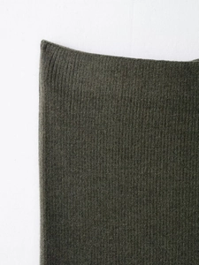 Gros plan sur la texture du tricot côtelé vert olive pour l'ensemble losanges femme