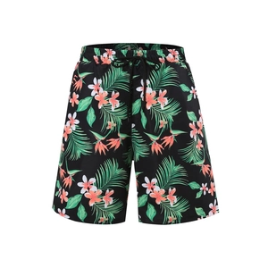 Détail du short de plage pour hommes avec imprimé tropical et cordon de serrage réglable