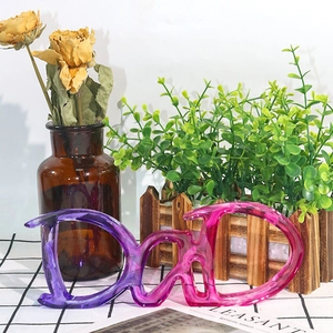 Detailansicht der DAD-Buchstabenform mit lila und rosa Marmorierung aus Harz