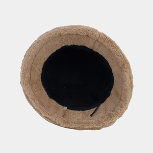 Vista dettagliata del cappello a secchiello in peluche con fodera nera e spessore caldo
