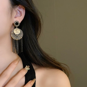 Boucles d'oreilles portrait vintage dorées avec élégants longs pompons noirs