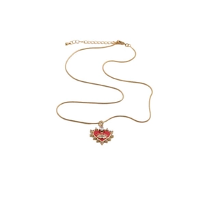 Détail d'un pendentif cœur rouge avec œil doré sur une chaîne serpent en or élégante